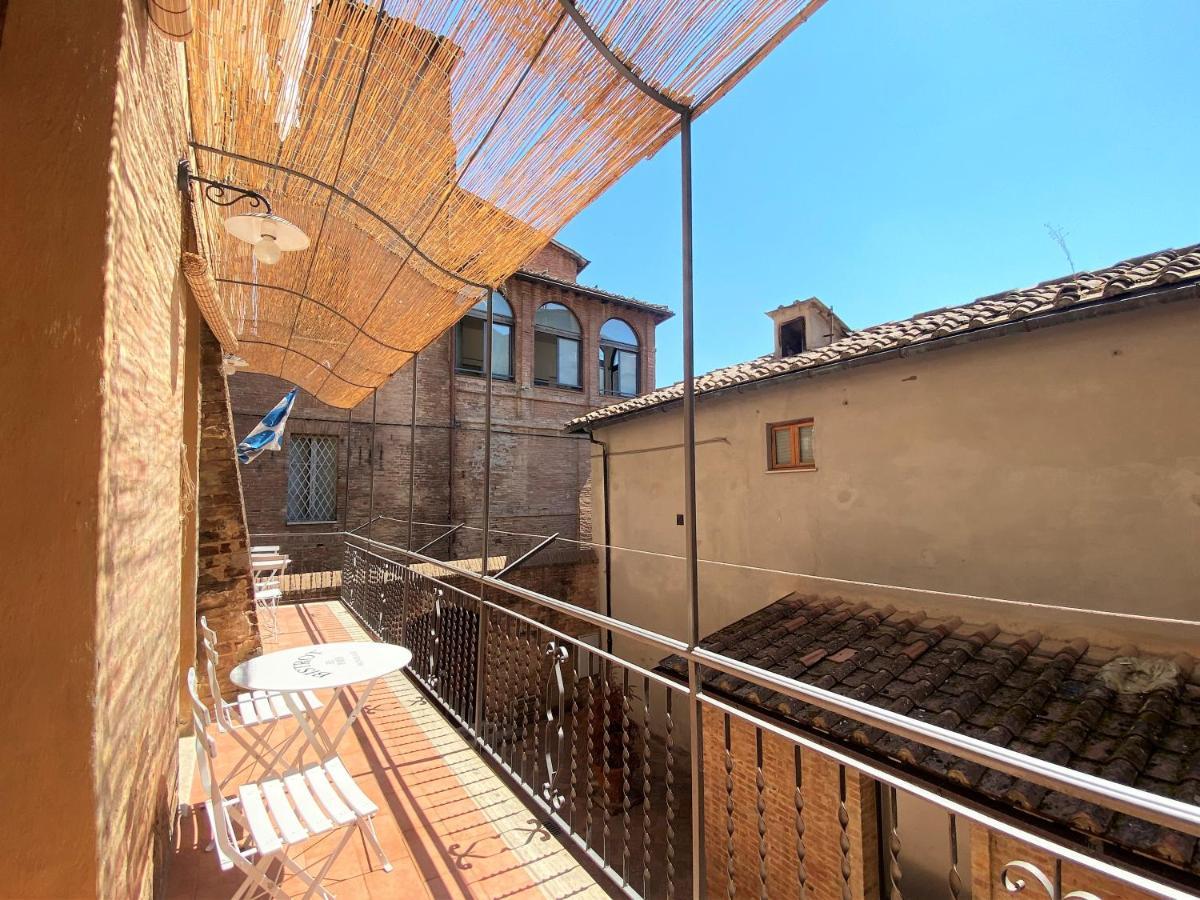 La Fonte-With Balcony Close By Piazza Del Campo Siena Kültér fotó