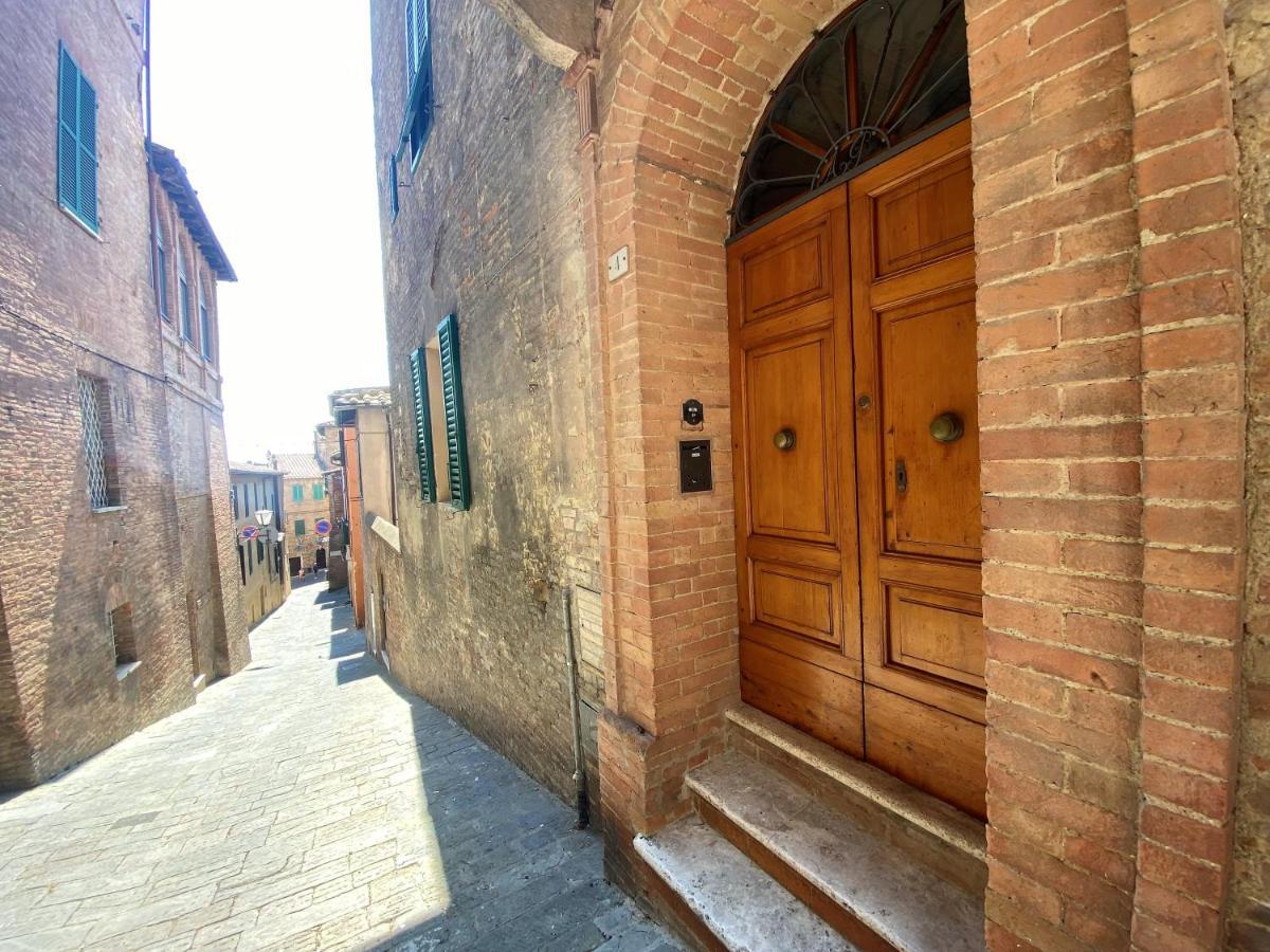 La Fonte-With Balcony Close By Piazza Del Campo Siena Kültér fotó